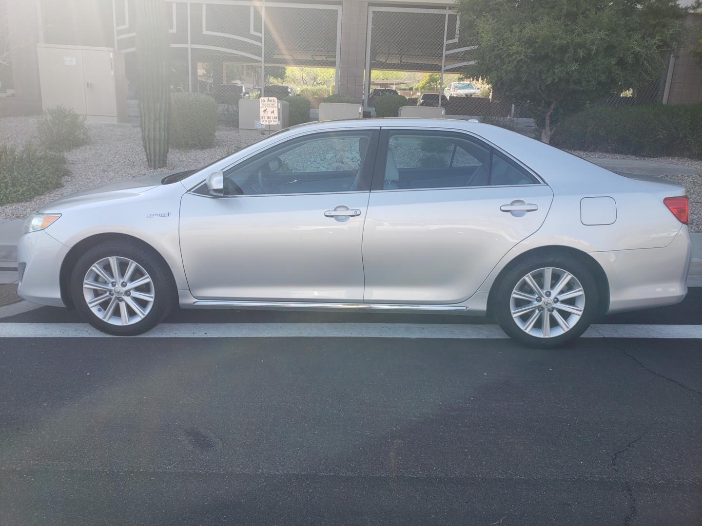 2014 /gray and black Toyota Camry Hybrid lx (4T1BD1FK3EU) with an 3.5L V6 DOHC 24V engine, 5-Speed Automatic transmission, located at 323 E Dunlap Ave., Phoenix, AZ, 85020, (602) 331-9000, 33.567677, -112.069000 - Photo#6